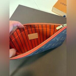 Authentic Louis Vuitton Monogram
Neverfull Pouch MM
Pre-loved